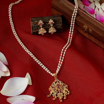 Dajinn Majestic Glossy Gold and White Pearl Kundan Set