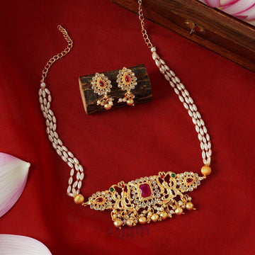 Dajinn Motif Gold and Pearl Chain necklace