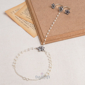 Dajinn Roopali Silver Oxidised Hathphool