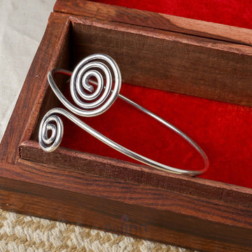 Dajinn Aramati Armlet