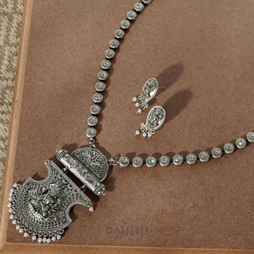 Dajinn Maitraka Silver Oxidised White Necklace Set