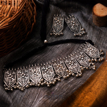 Dajinn Dyuti Antique Silver Polish Choker Necklace Set