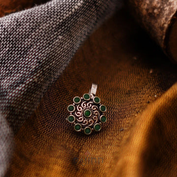 Dajinn Soumya Green Stone Nose Pin