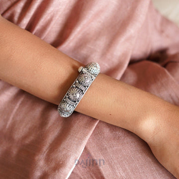 Dajinn Siara Silver Oxidised Bangle