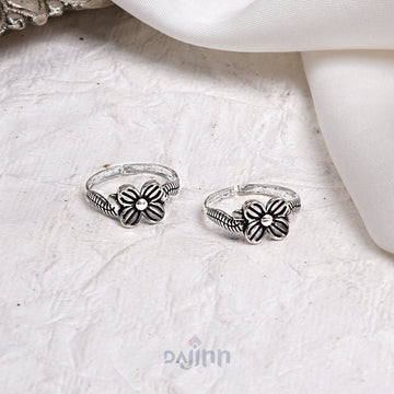 Dajinn Dalaja Floral motif silver oxidised toe ring
