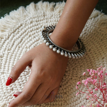 Dajinn Naaz Pearl Silver Oxidised Bangle